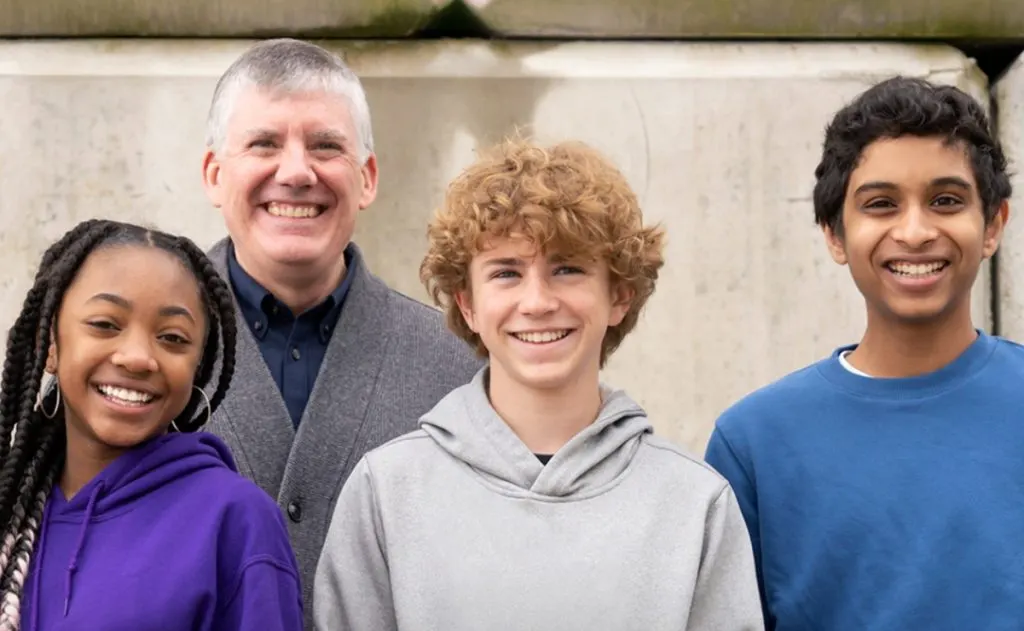 Creador de Percy Jackson defiende a la actriz Leah Jeffries de comentarios racistas