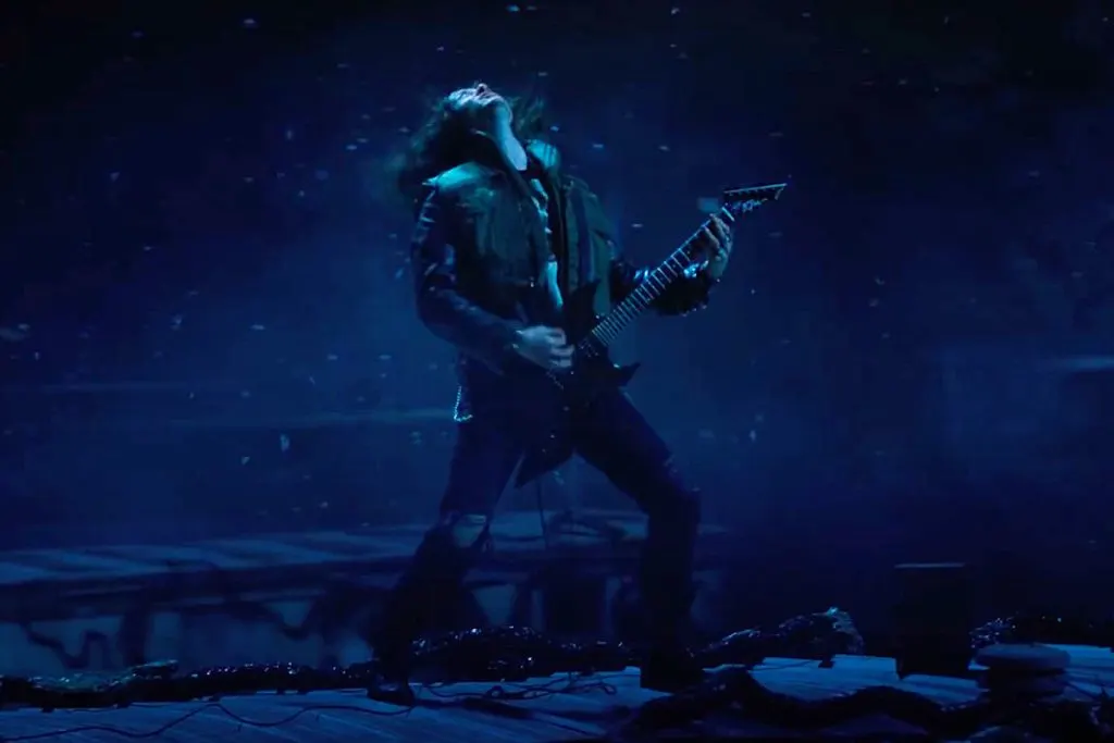 ¿Por qué la elección de la canción que toca Eddie en Stranger Things es PERFECTA?