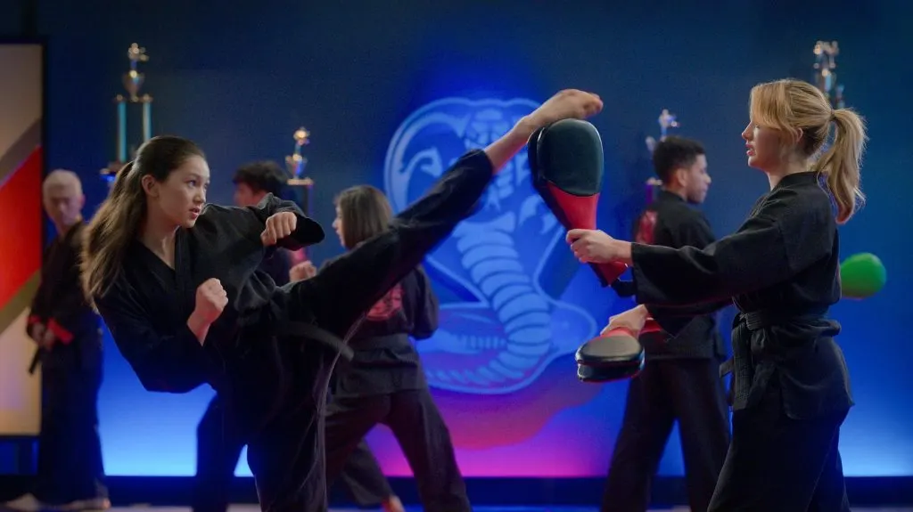 Una de las imágenes oficiales de la temporada 5 de Cobra Kai confirma una fuerte traición