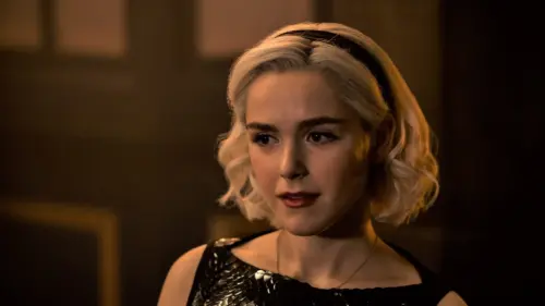 kiernan Shipka como Sabrina en El mundo oculto de Sabrina.