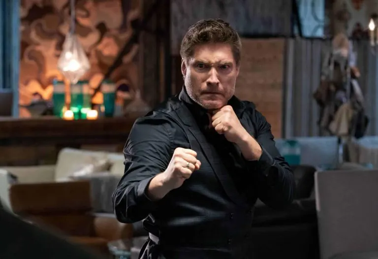 Mike Barnes busca aliado en la temporada 5 de Cobra Kai y estos son los candidatos