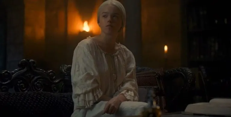 ¿Qué es y qué significa lo que recibe Rhaenyra de manos del Maestre en House of the Dragon?