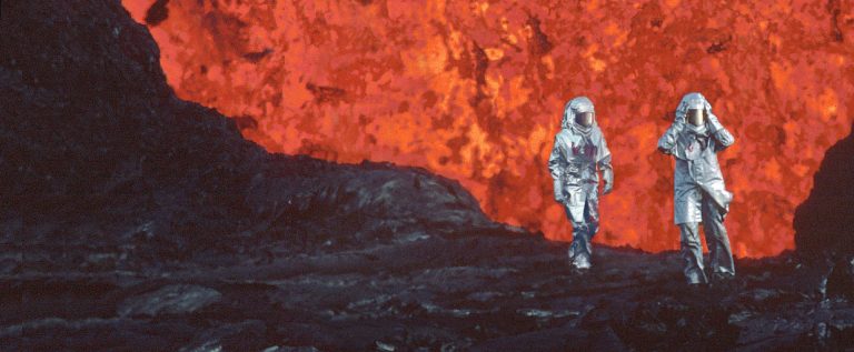 Fire of Love retrata el más perfecto triángulo amoroso de dos seres humanos y la naturaleza