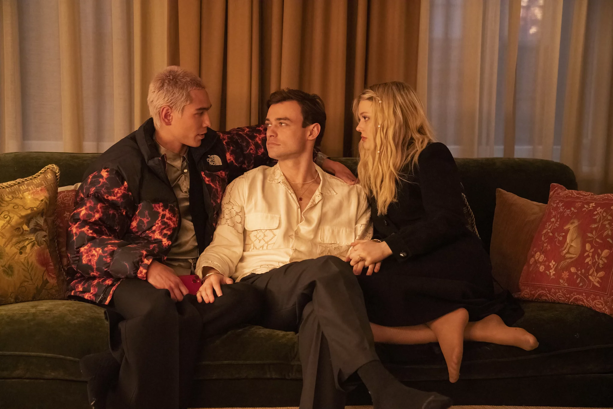 ¡La monogamia es cosa del pasado! El poliamor también brilla en la pantalla chica