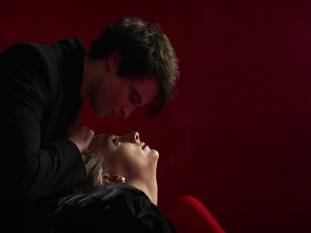 Tom Sturridge como Sueño y Mason Alexander Park como Deseo en Sandman.