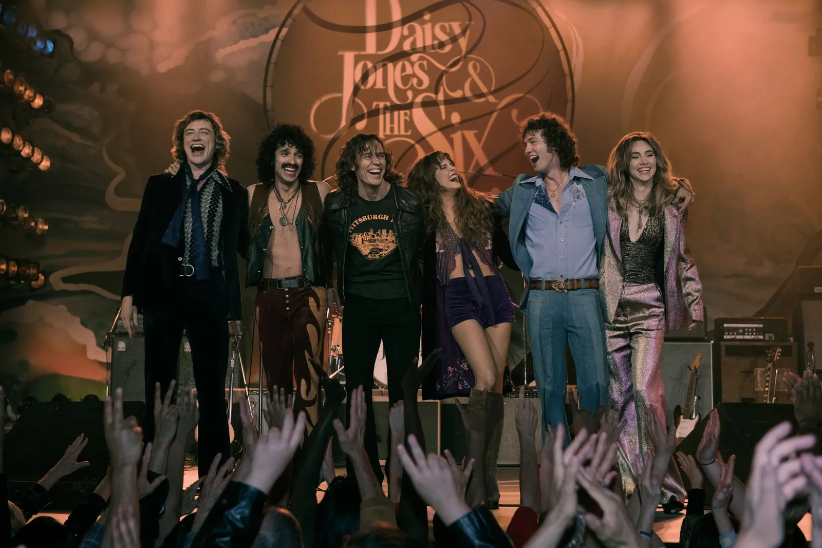 Todas las preguntas que nos quedaron tras ver Daisy Jones and the Six