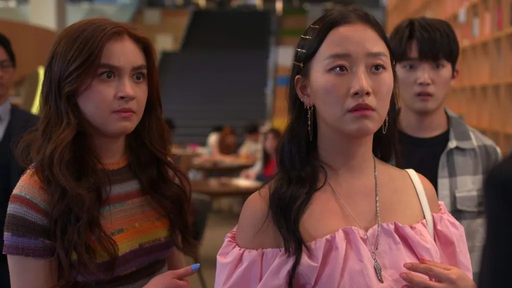 Gia Kim y Anna Cathcart en Besos, Kitty.