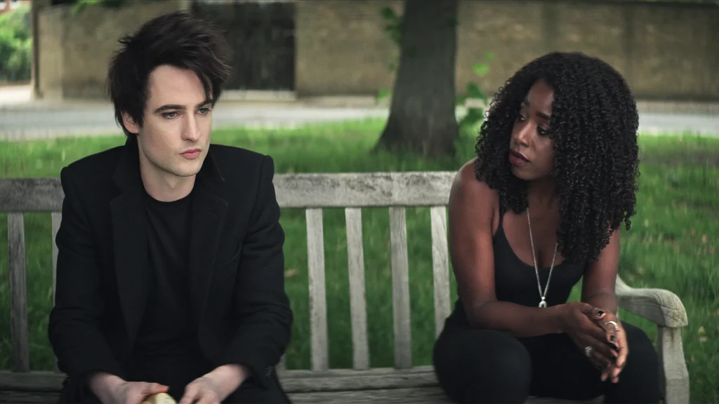 Kirby Howell-Baptiste y Tom Sturridge como Death y Sueño en The Sandman.