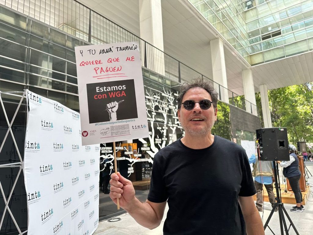 Guionistas de México se unen para apoyar la huelga de guionistas en los Estados Unidos
