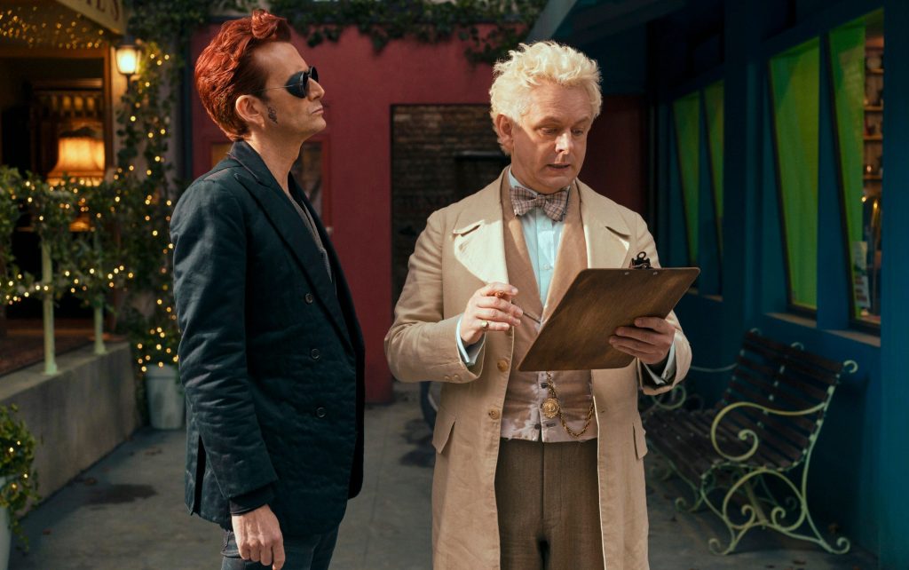 ¡Michael Sheen habla sobre ESE beso en la temporada 2 de Good Omens!