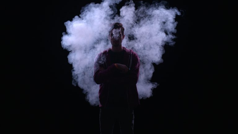 Netflix y Steven Spielberg presentan una docuserie sobre el éxito y la caída de los vapeadores