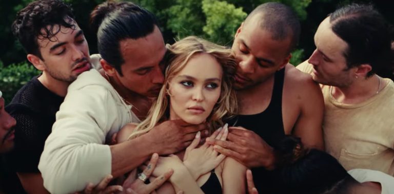 La nueva tendencia de sexualizar todo en series y películas no suma nada