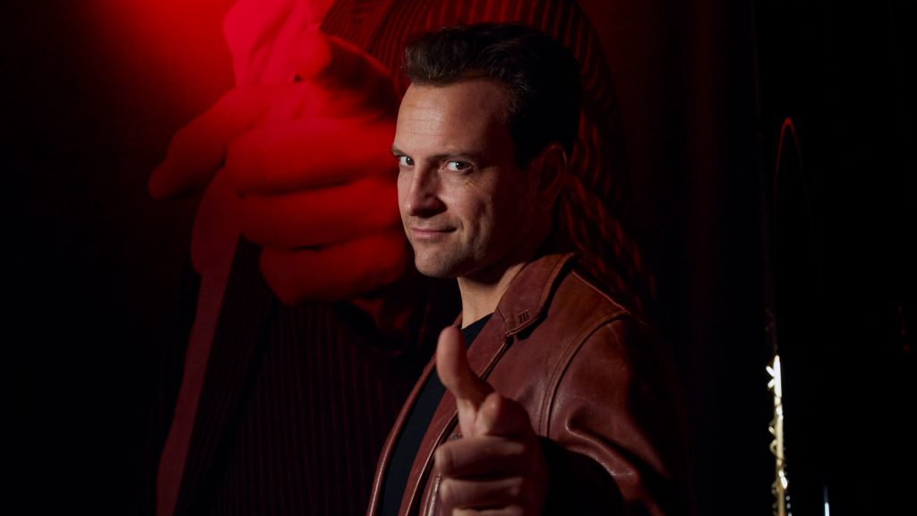 Netflix revela las primeras imágenes de la bioserie sobre el actor porno italiano Rocco Siffredi