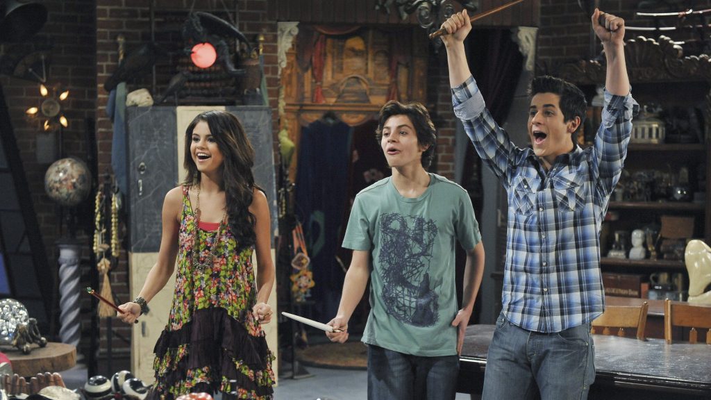 Selena Gomez, David Henrie y Jake T. Austin como Alex, Justin y Max Russo.