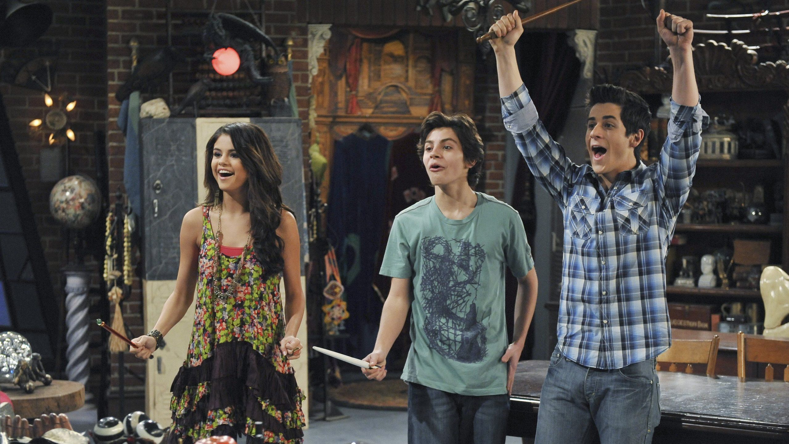 Selena Gomez, David Henrie y Jake T. Austin como Alex, Justin y Max Russo.