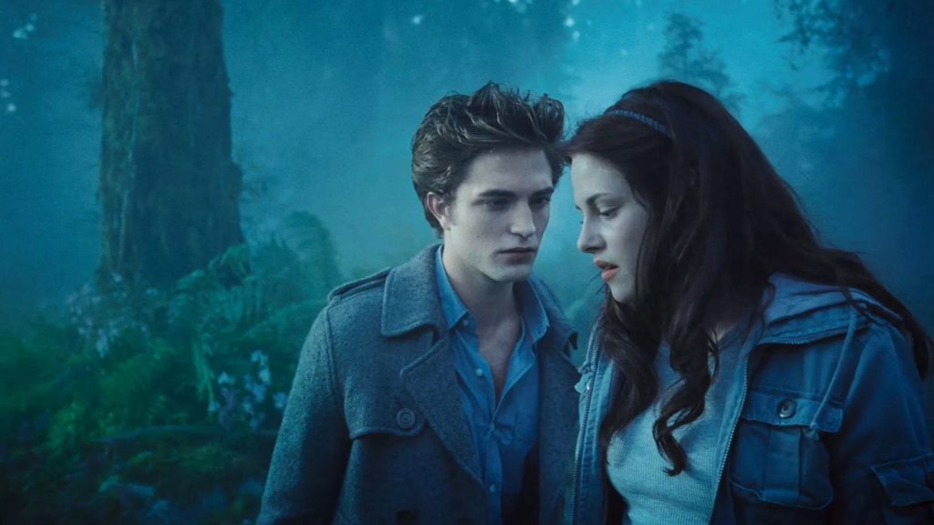 Kristen Stewart y Robert Pattinson como Bella y Edward en Crepúsculo.