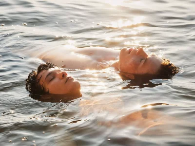 Edvin Ryding y Omar Rudberg como Wilhelm y Simon de Young Royals.