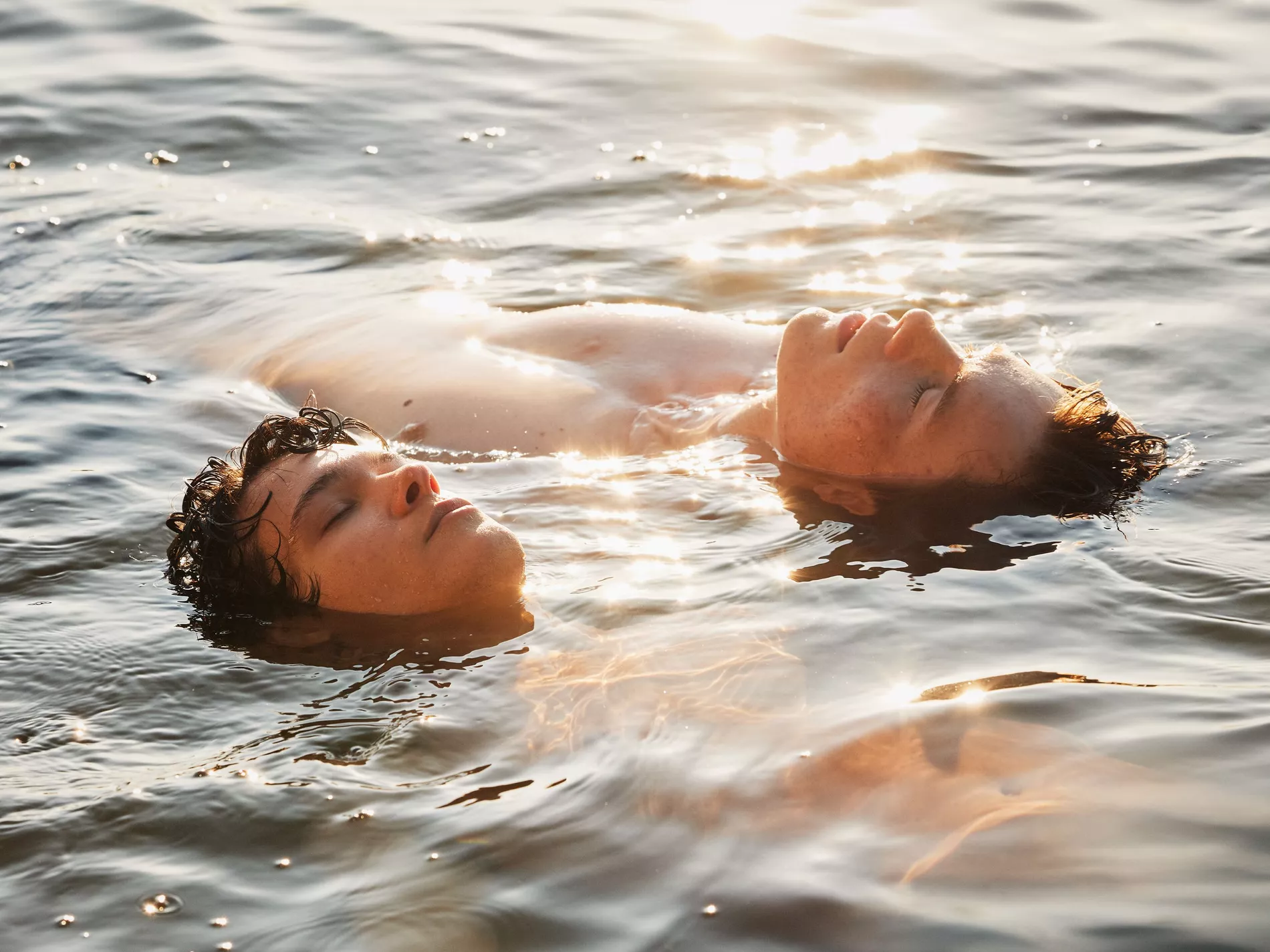 Edvin Ryding y Omar Rudberg como Wilhelm y Simon de Young Royals.