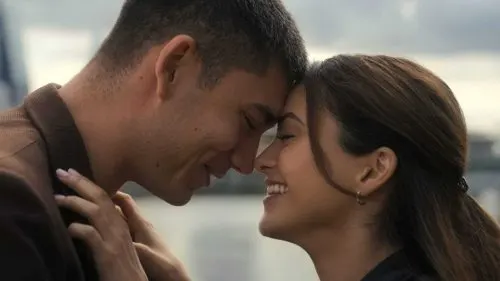 Camila Mendes y Archie Renaux en Ascenso.