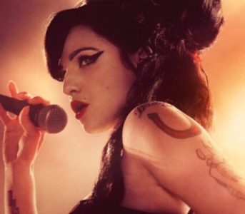 Back to Black es más que un emotivo viaje por la vida de Amy Winehouse