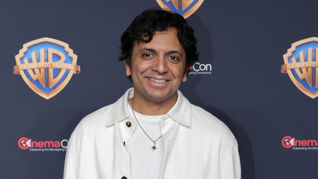M. Night Shyamalan está abierto a dirigir película del Universo DC