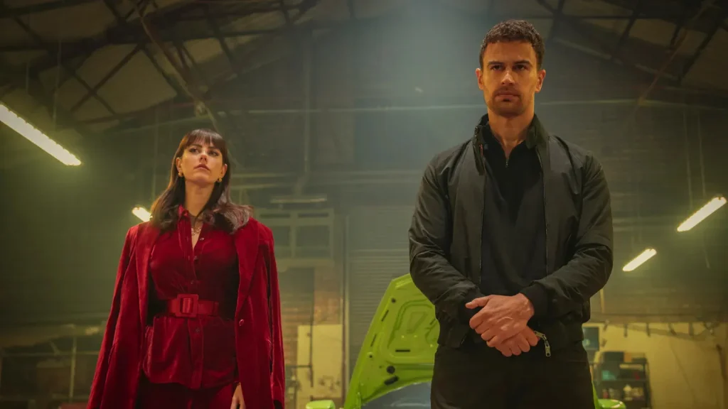 Kaya Scodelario y Theo James en Los caballeros.