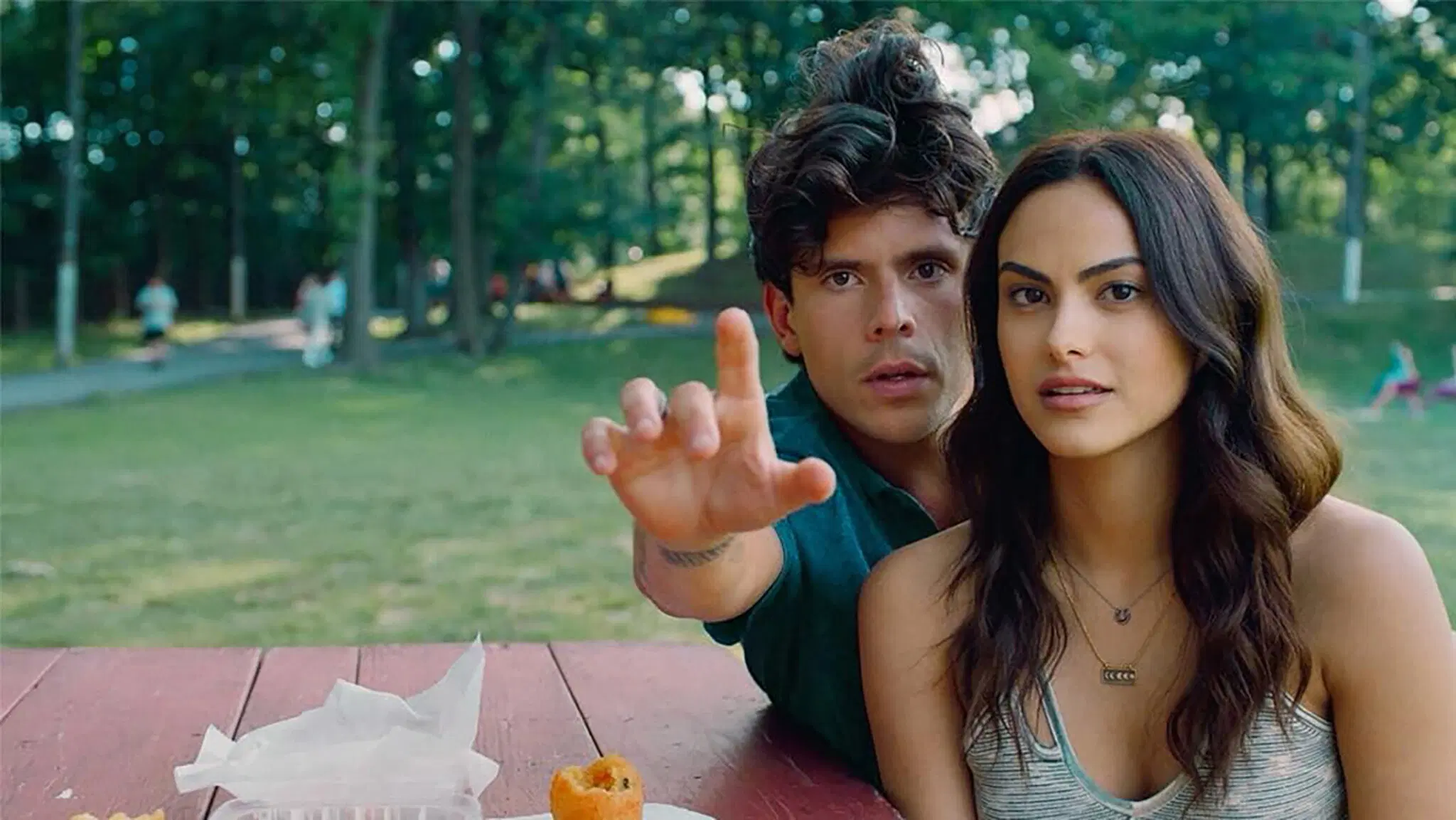 Rudy Mancuso y Camila Mendes en Música.