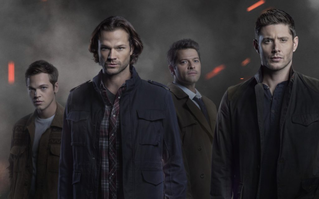 Alexander Calvert, Jared Padalecki, Jensen Ackles y Misha Collins en Supernatural.
