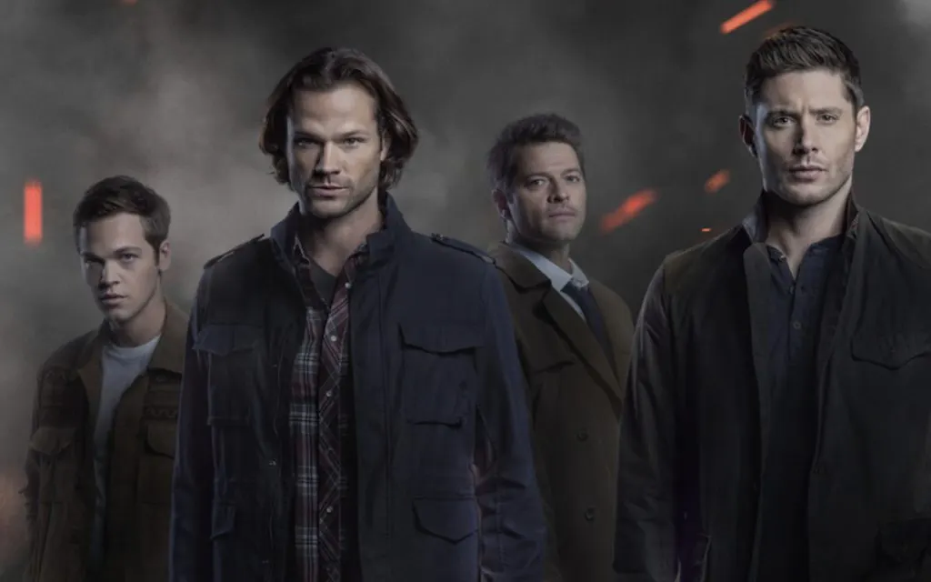 Alexander Calvert, Jared Padalecki, Jensen Ackles y Misha Collins en Supernatural.