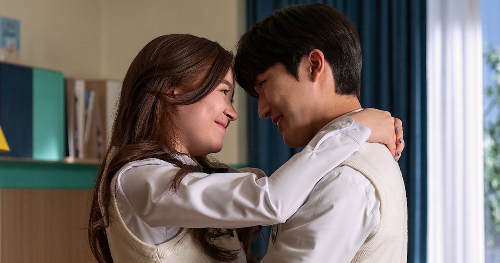 Anna Cathcart y Minyeong Choi en Besos, Kitty.