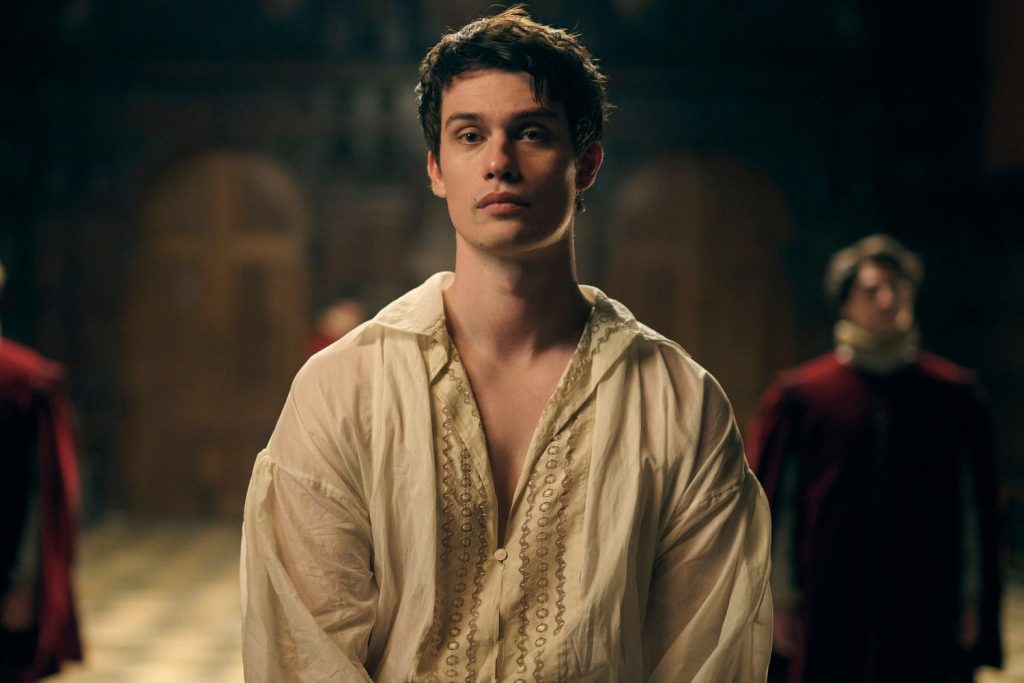 Nicholas Galitzine en Mary & George.