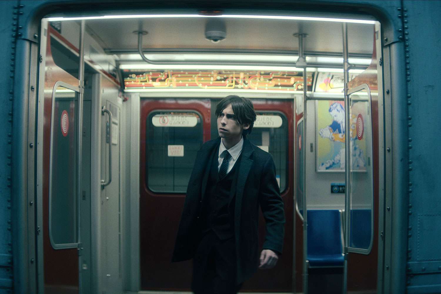 Aidan Gallagher como cinco en The Umbrella Academy.