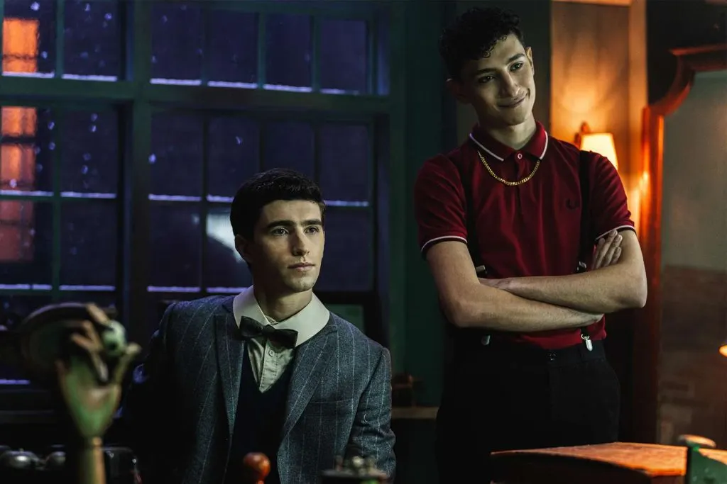 George Rexstrew y Jayden Revri en Los detectives difuntos.