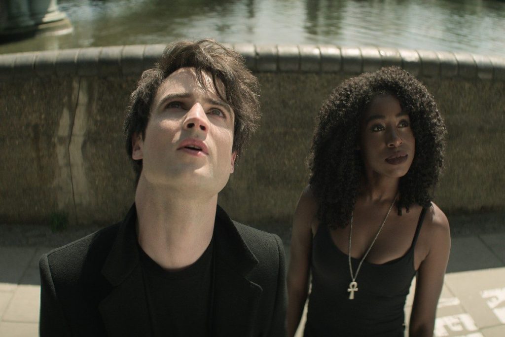 Tom Sturridge como Sueño y Kirby Howell-Baptiste como Muerte en Sandman.