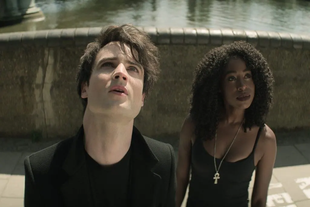 Tom Sturridge como Sueño y Kirby Howell-Baptiste como Muerte en Sandman.