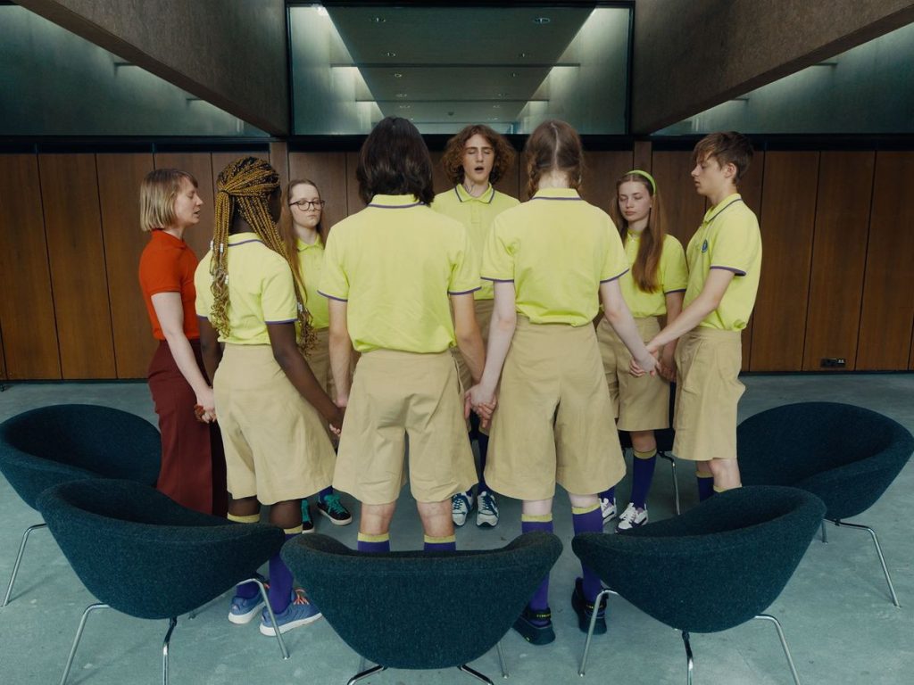 Con una espectacular Mia Wasikowska, Club Zero enfrenta de manera moderna a la bulimia y a la anorexia