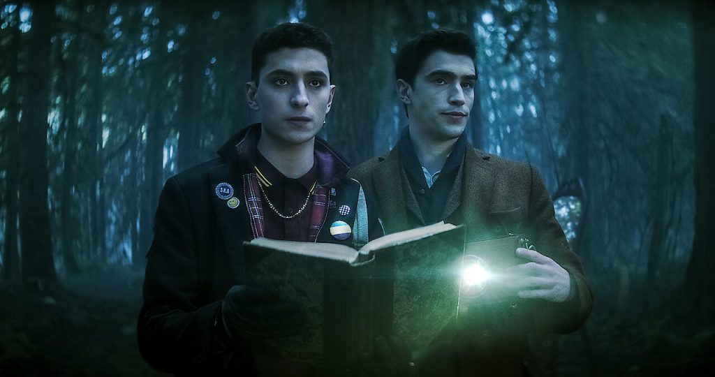 Razones por las que necesitamos que Netflix renueve Los Detectives Difuntos