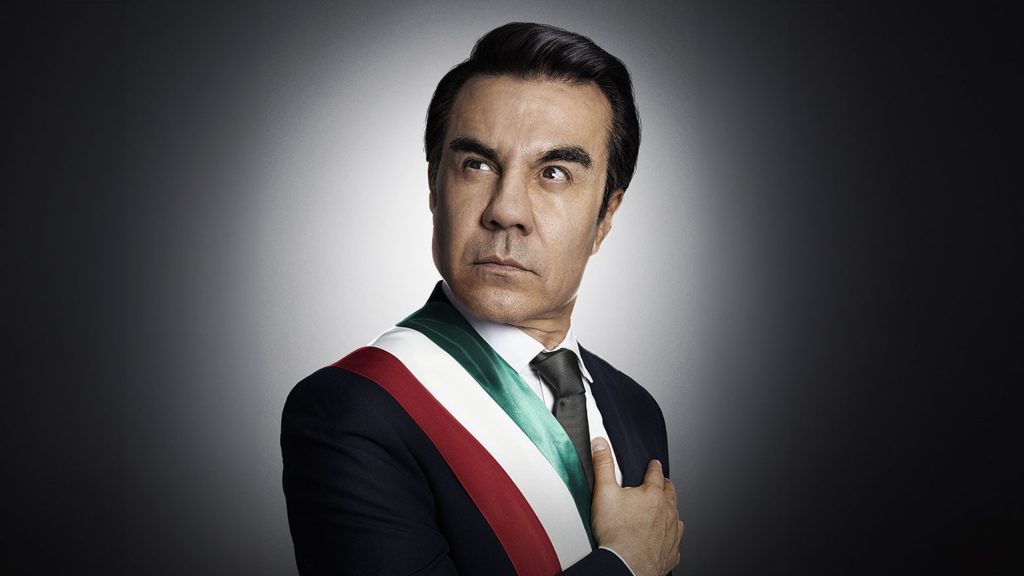 Con un Adrián Uribe fenomenal, El Candidato Honesto maneja la triste realidad política mexicana de manera muy divertida