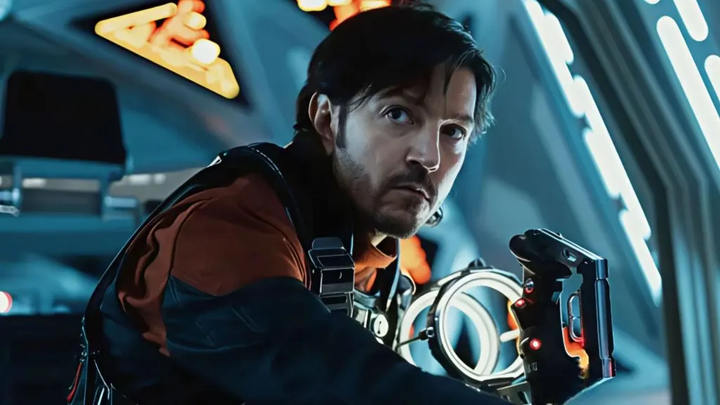 Imagen de una escena de la serie Andor, con Diego Luna.