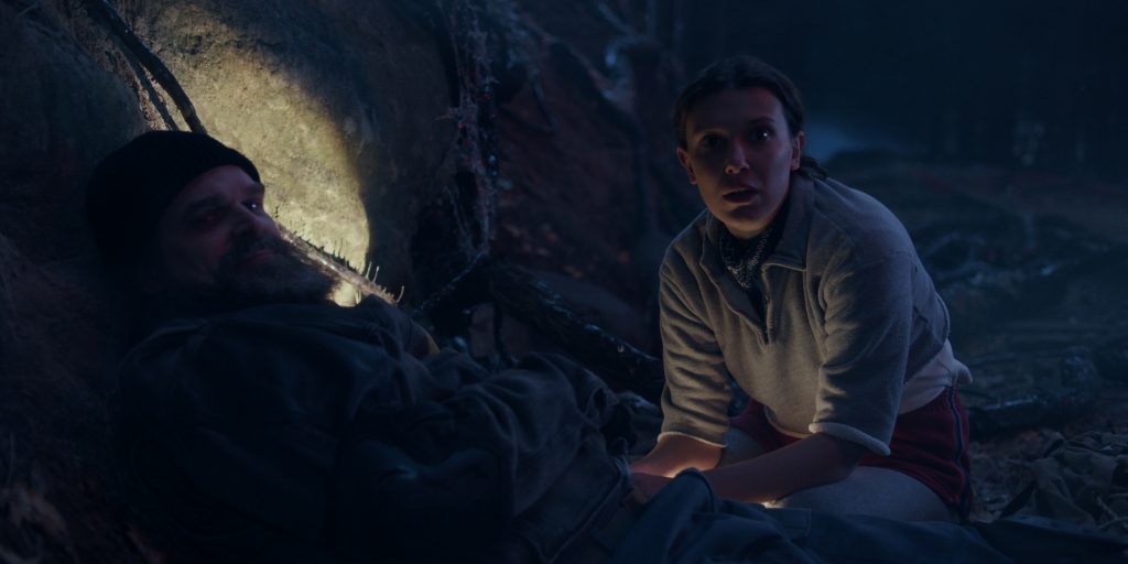 David Harbour and Millie Bobby Brown en StrangerThings 5