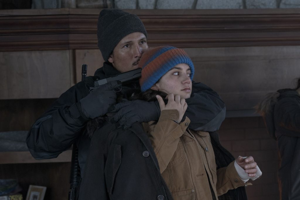 Danny Ramirez y Isabela Merced en The Last of Us