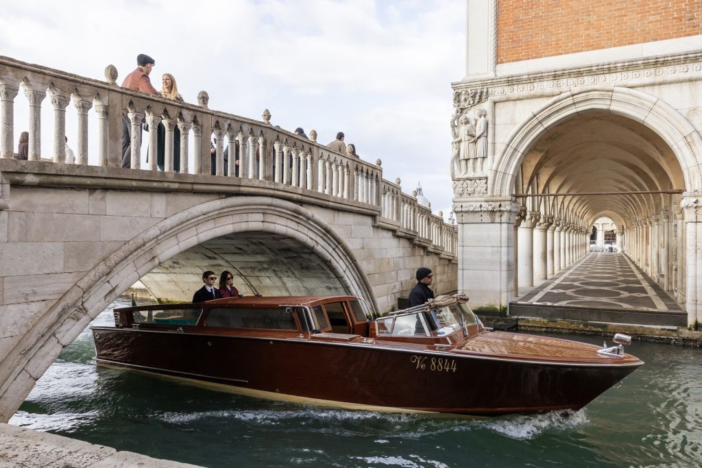 Evan Peters y Rebecca Hall en Belleza Perfecta