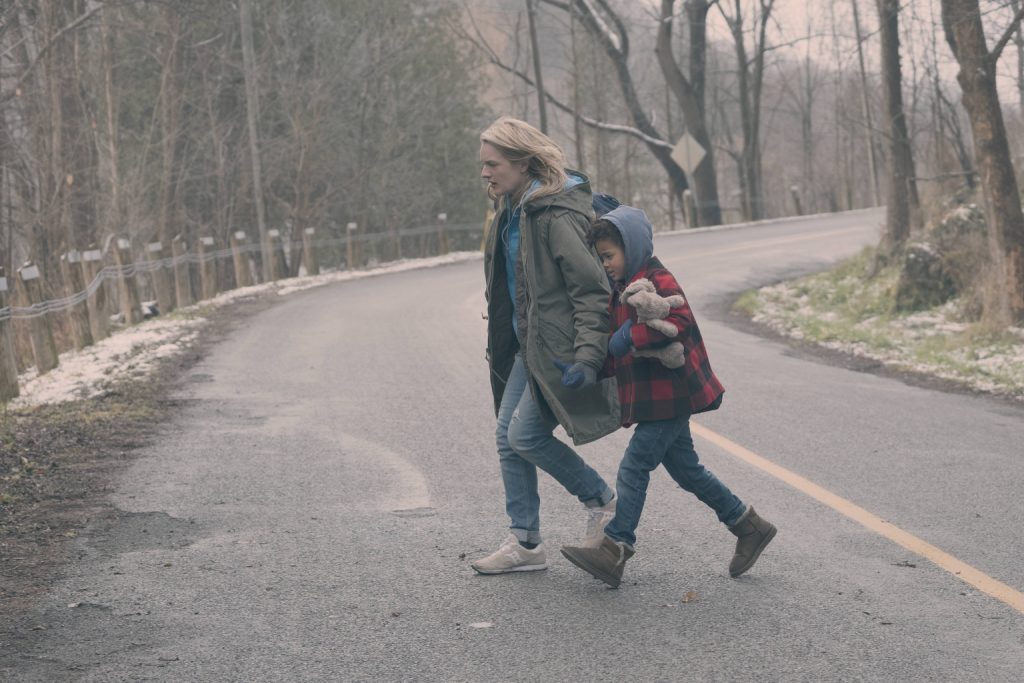 Elisabeth Moss y Jordana Blake en El cuento de la criada