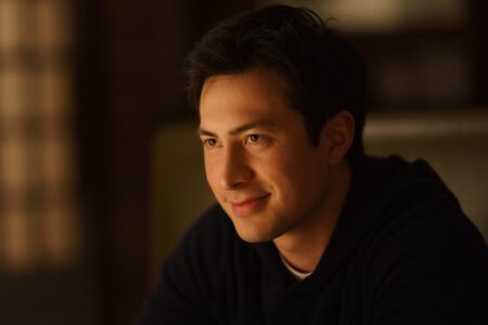 Hudson Williams en Más Que Rivales