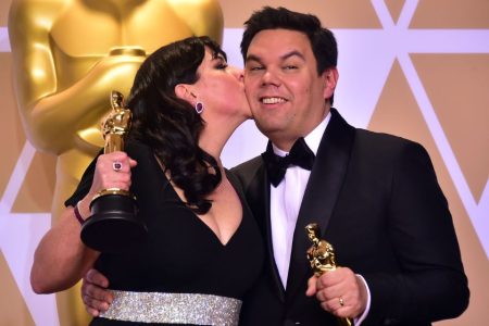 Robert Lopez y Kristen Anderson-Lopez en los premios Oscar tras ganar por 'Frozen'. Foto: Disney.