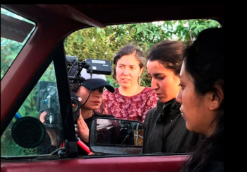 La directora Fernanda Valadez durante el rodaje de su filme Sin señas particulares