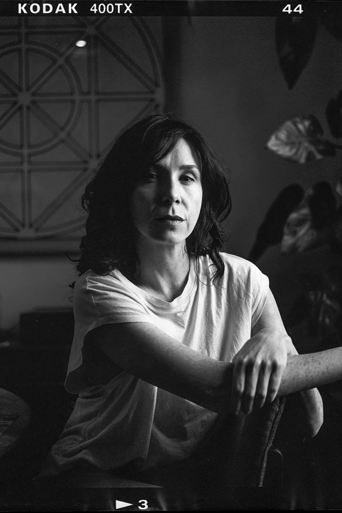 La directora Natalia Beristain posa para Vogue México.