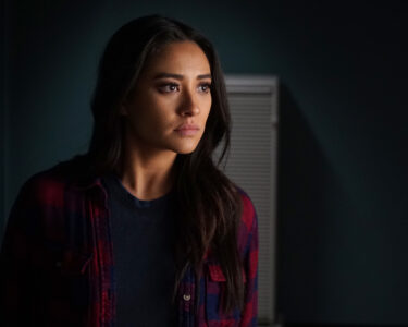 Shay Mitchell en Pretty Little Liars