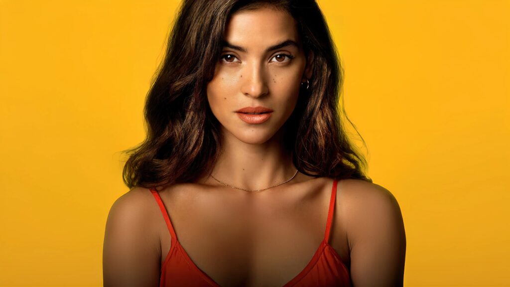 Adria Arjona en Cómplices del Engaño