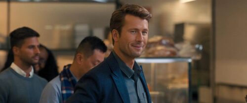 Glen Powell en Con Todos Menos Contigo
